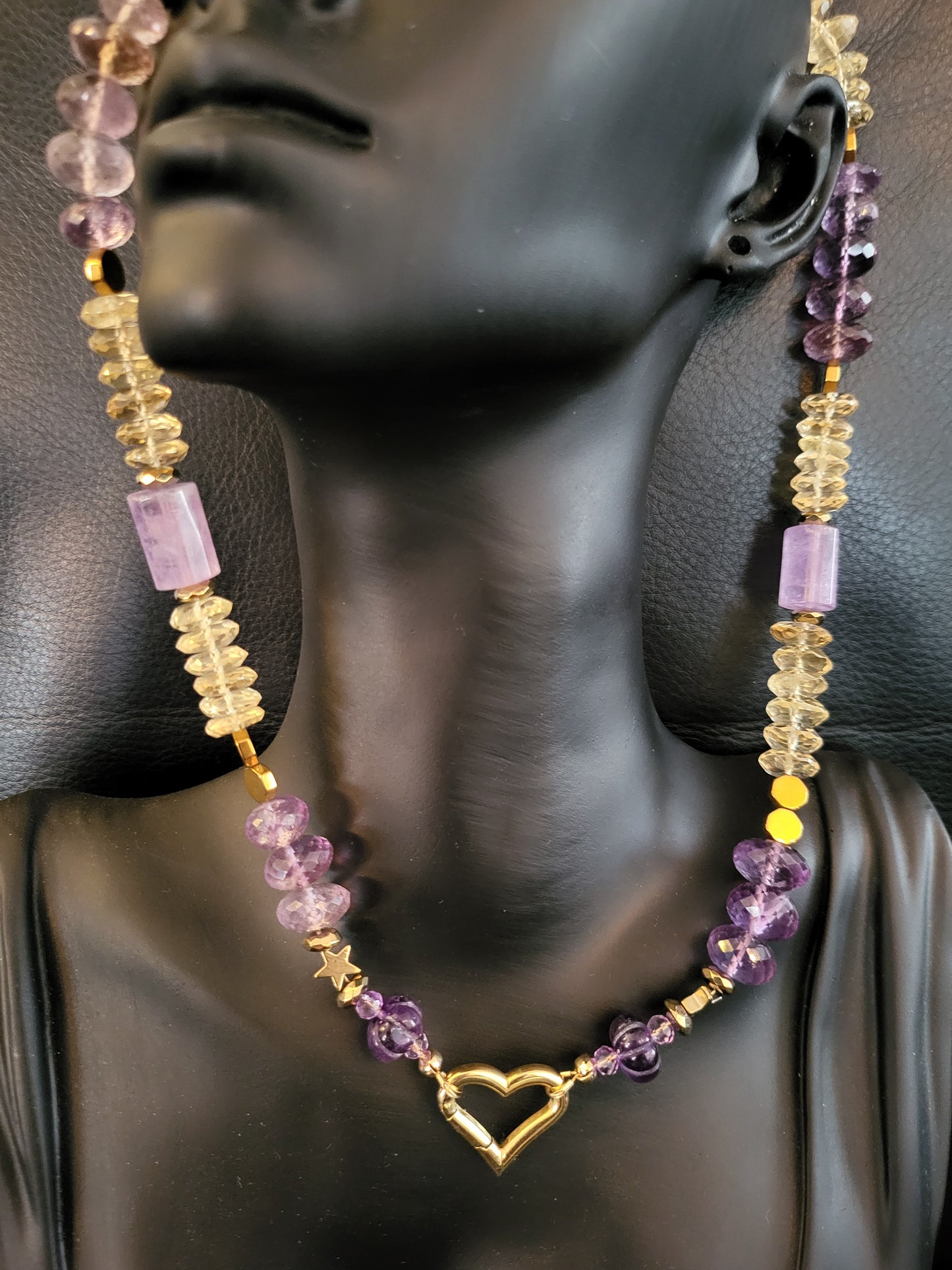 Collier Luz en perles facettées d'améthyste et de citrine avec pendentif en cristaux naturels d'améthyste