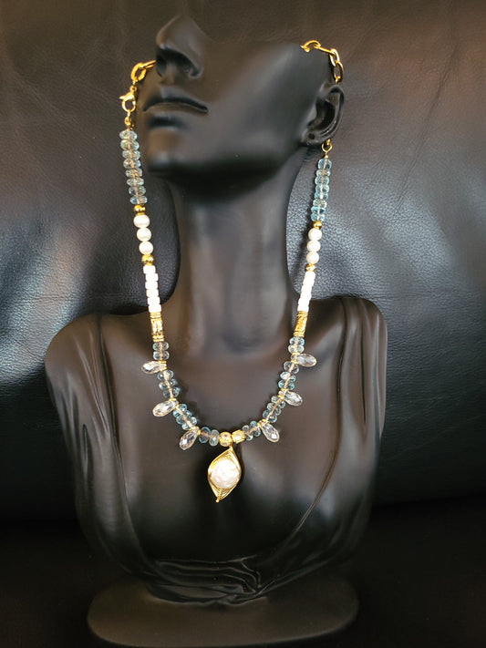 Collier Perla en perles facettées de topaze bleue, perles de nacre et perles de culture, avec pendentif en nacre naturelle