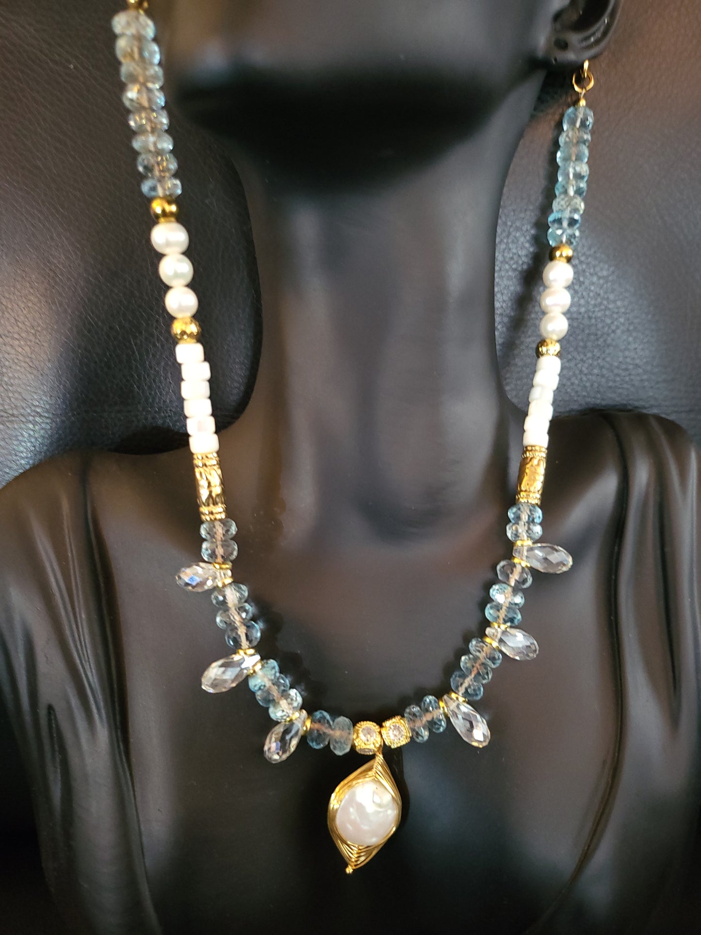 Collier Perla en perles facettées de topaze bleue, perles de nacre et perles de culture, avec pendentif en nacre naturelle