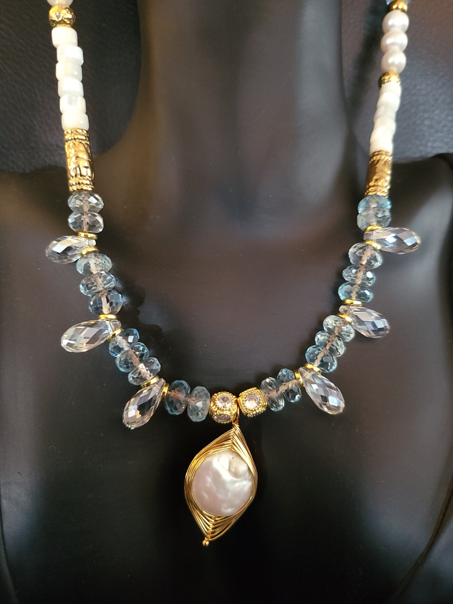 Collier Perla en perles facettées de topaze bleue, perles de nacre et perles de culture, avec pendentif en nacre naturelle