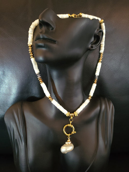 Collier Sheila en perles de nacre naturelle et pendentif en coquillage nacré naturel