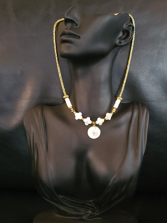 Collier Sol en perles de nacre naturelle et pendentif rond en nacre et zirconium
