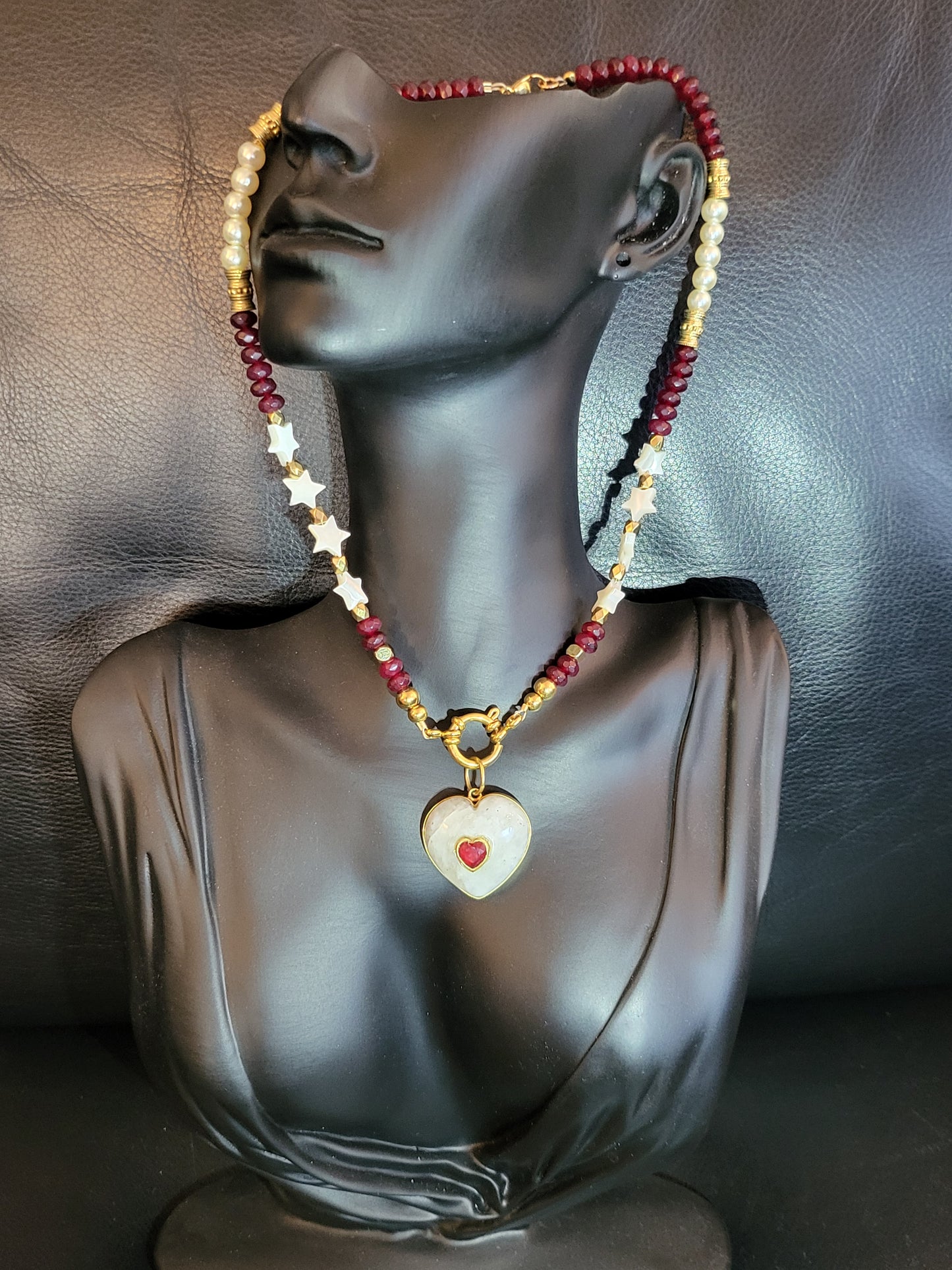 Collier Alexandra en grenats, perles de culture et nacre, avec pendentif coeur en quartz et rubis
