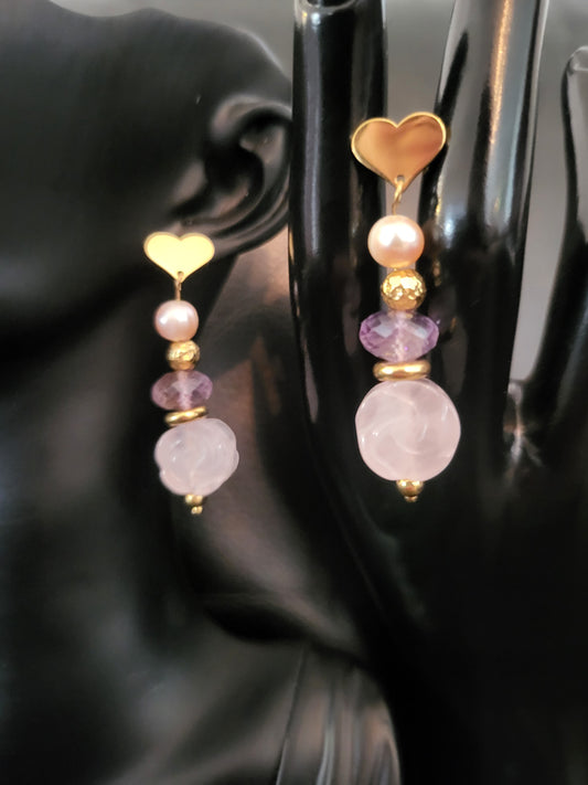 Boucles d'oreilles Rosy avec fleurs en quartz rose naturelle, perles en améthyste facettée et perles de culture rose pâle