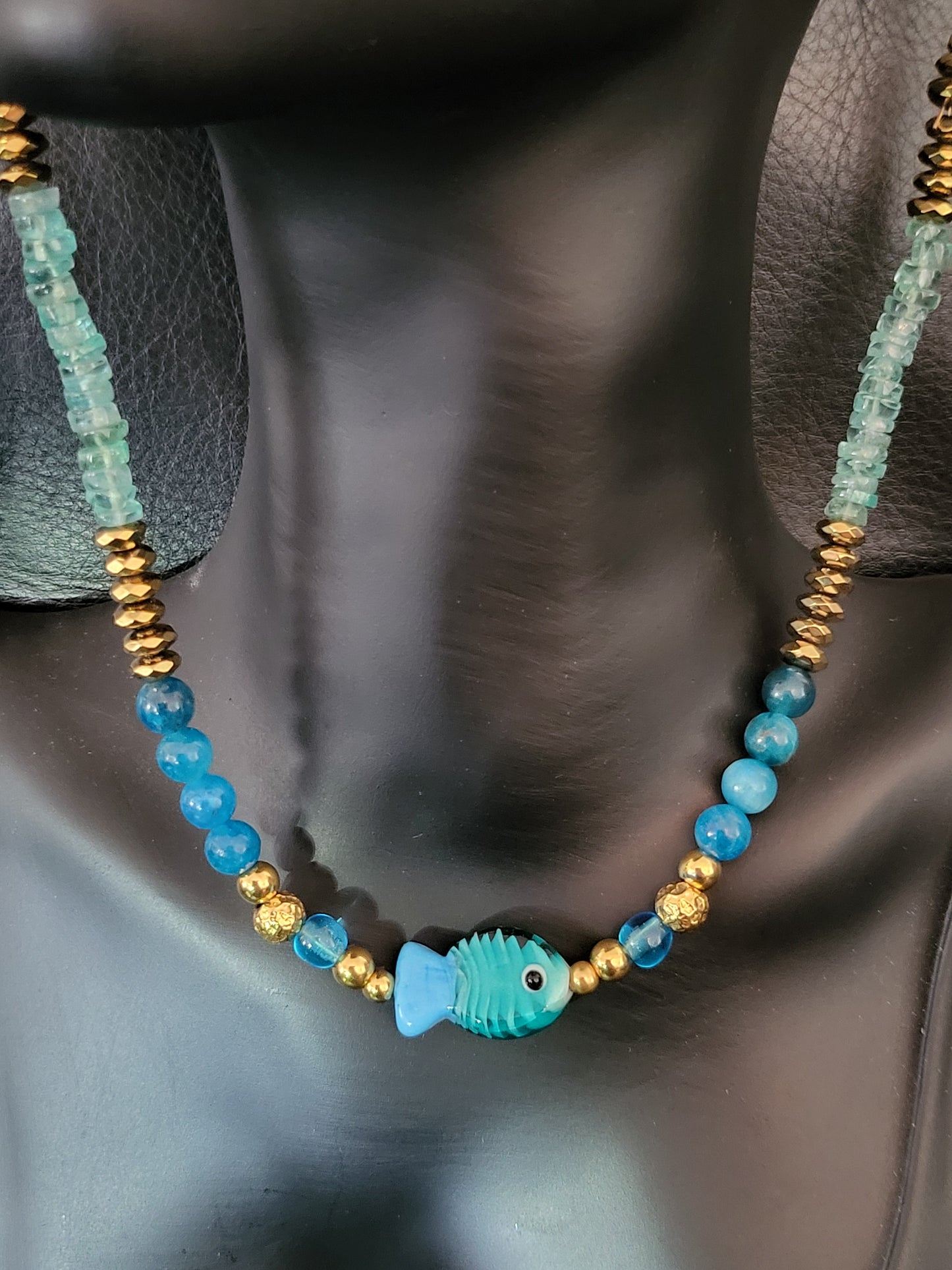 Collier Bulli en perles d'apatite, agate bleue et poisson en verre de Muranoes