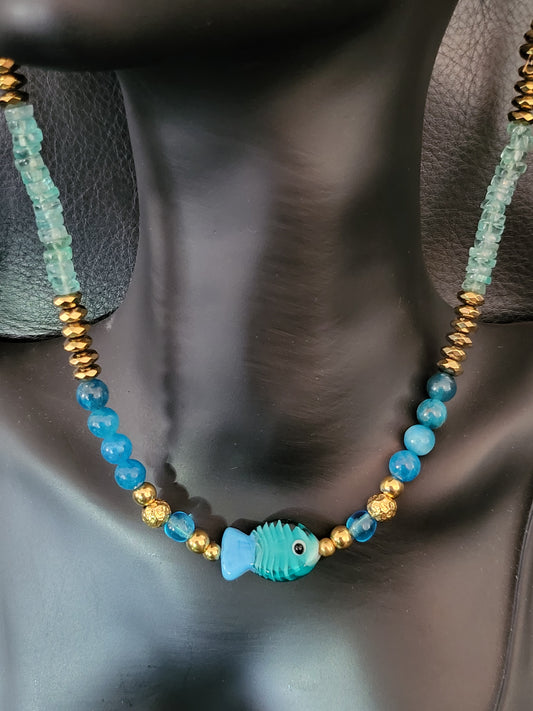 Collier Bulli en perles d'apatite, agate bleue et poisson en verre de Muranoes