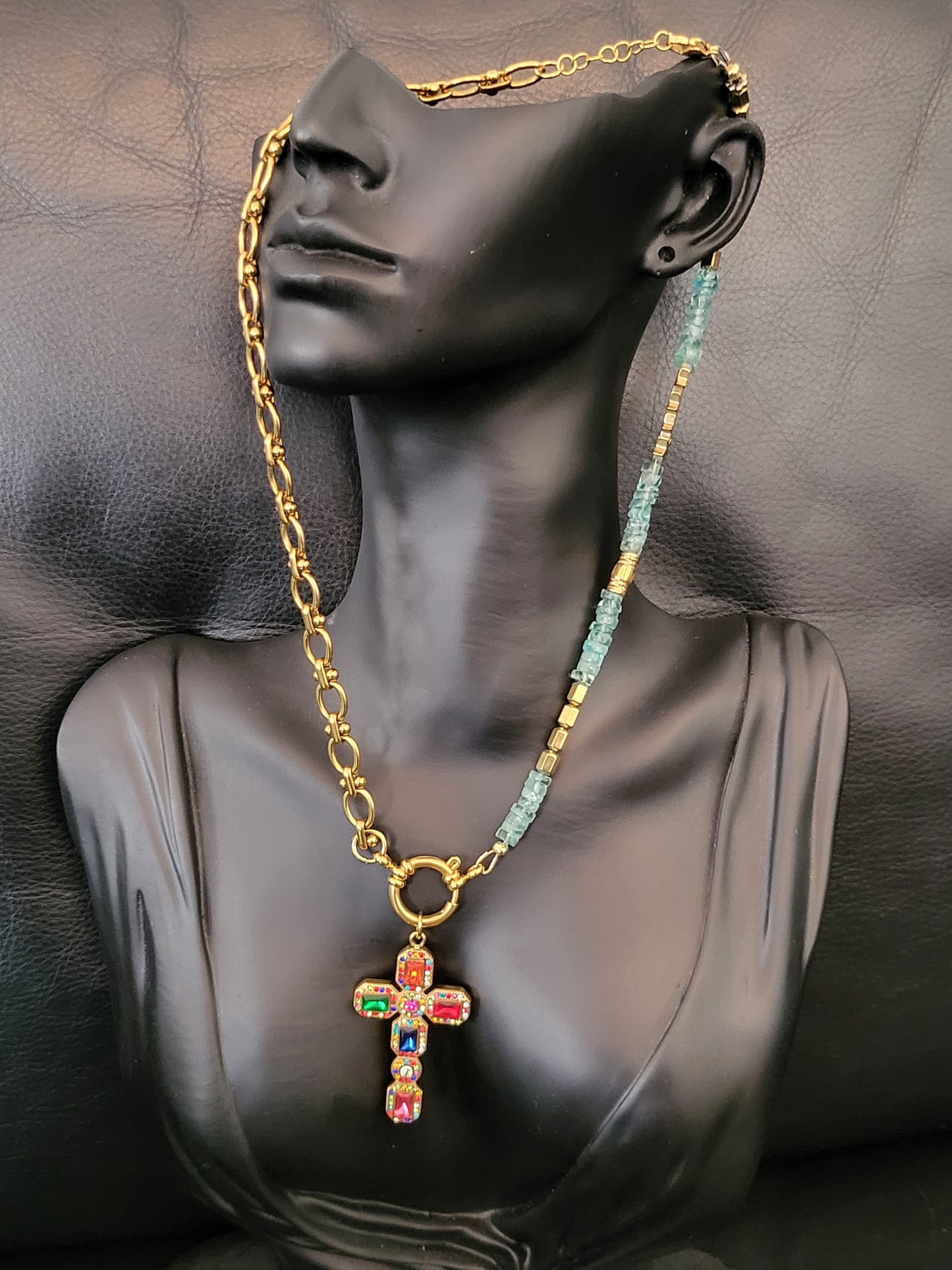 Collier Mary en perles d'apatite et pendentif croix en cristaux multicolores
