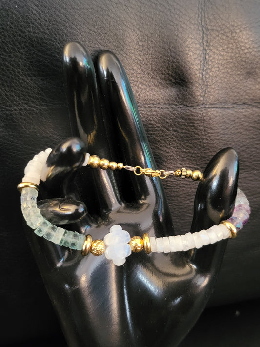 Bracelet Cloudy en perles de pierre de lune et fluorite, avec un délicat nuage en pierre de lune