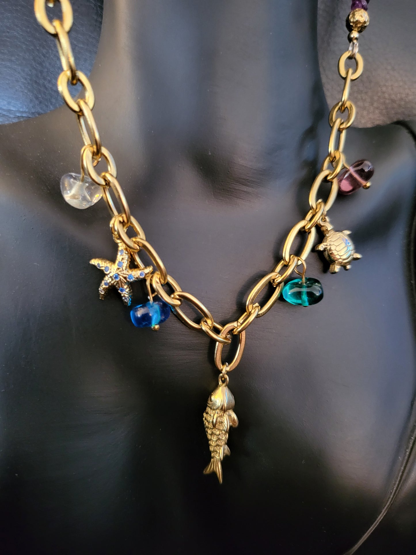 Collier Océania avec pendentifs marins, perles de fluorite et perles en verre de Murano