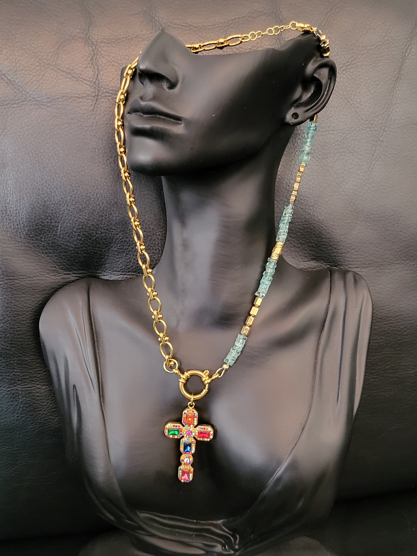 Collier Mary en perles d'apatite et pendentif croix en cristaux multicolores