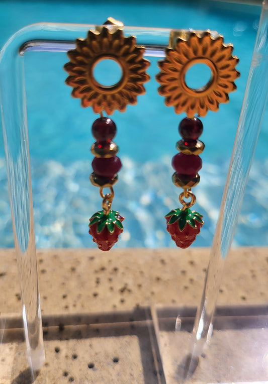 Boucles d'oreilles Fresia en perles de rubis et grenat avec fraise en email véritable