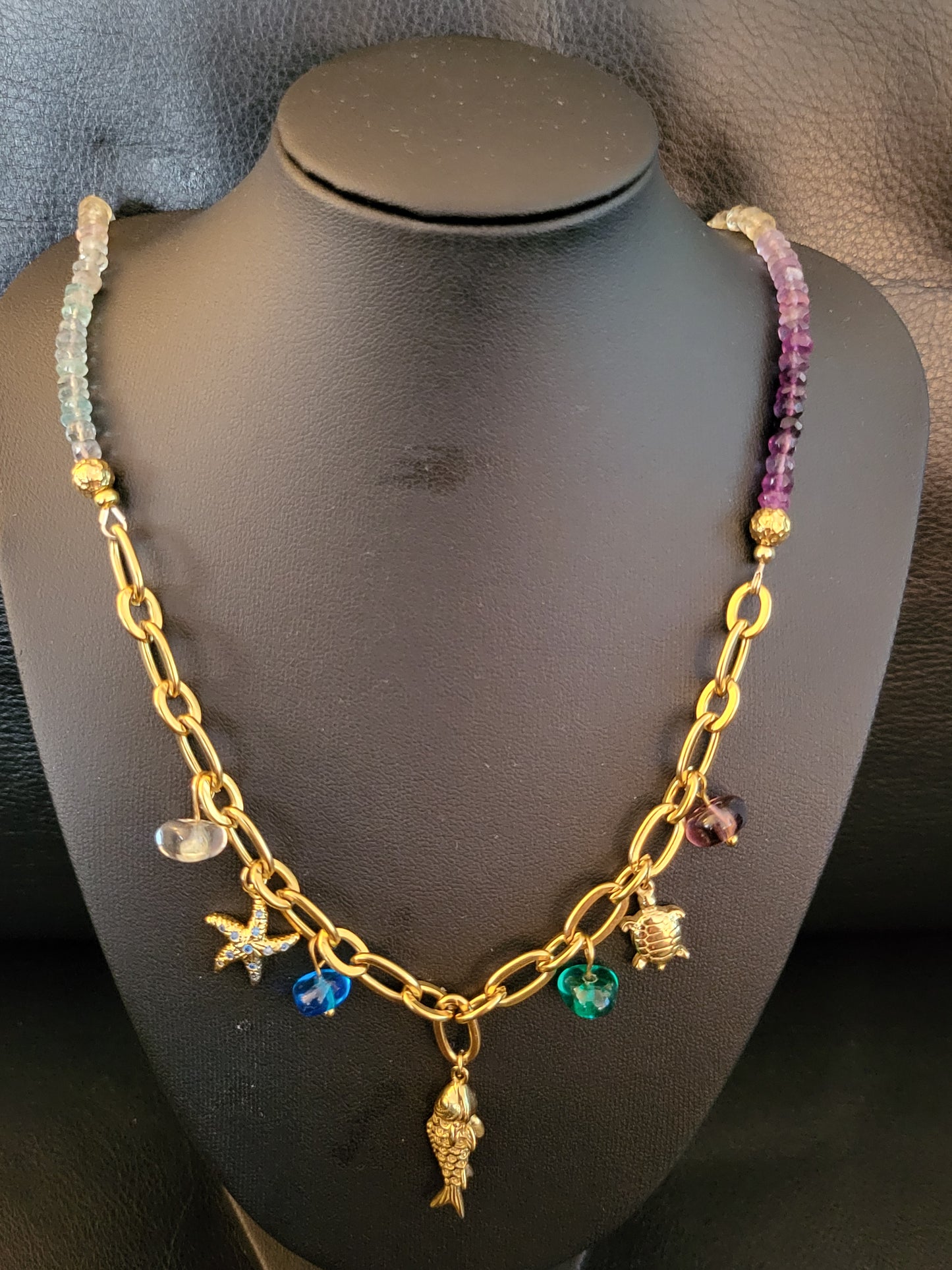 Collier Océania avec pendentifs marins, perles de fluorite et perles en verre de Murano