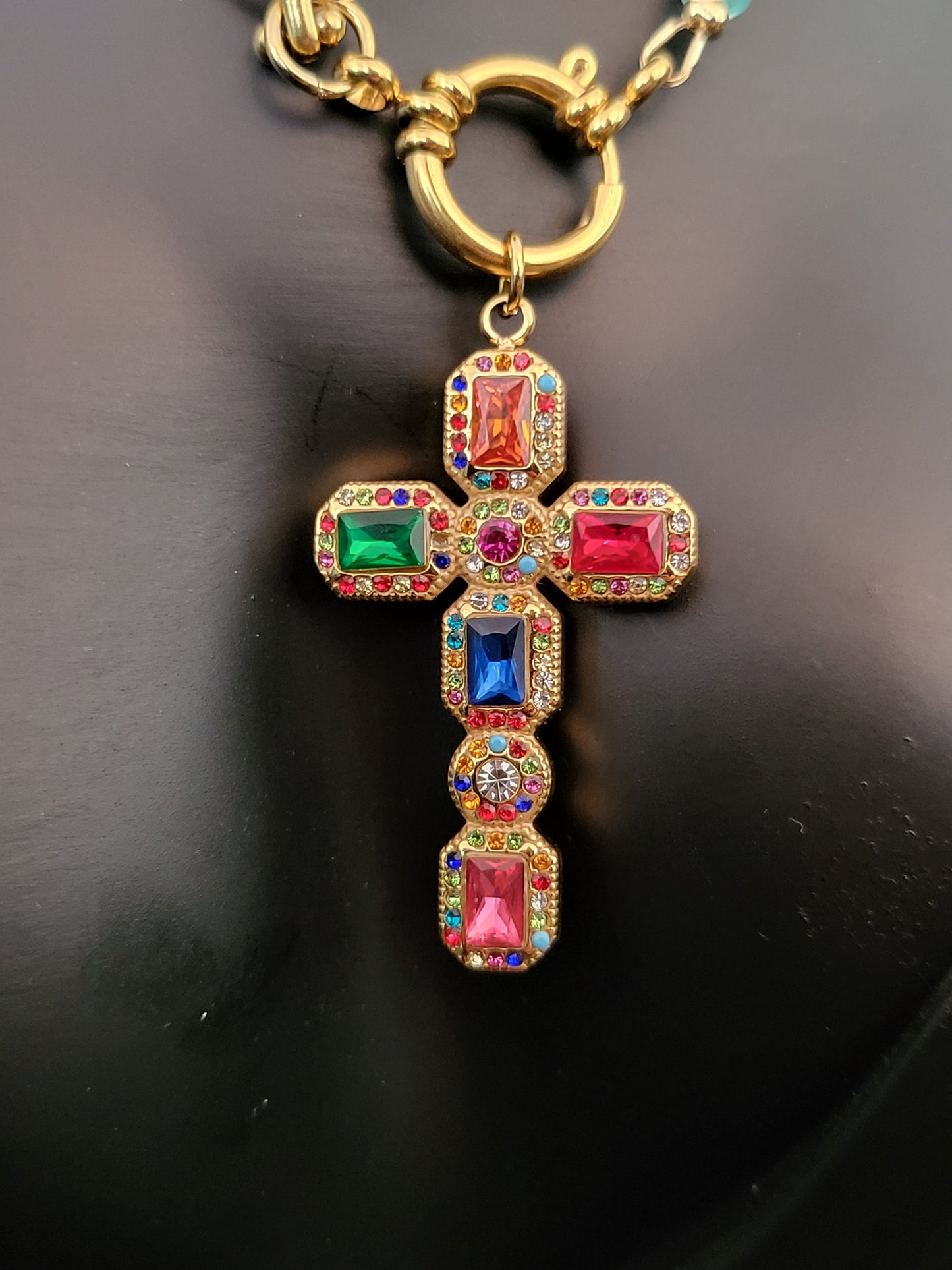 Collier Mary en perles d'apatite et pendentif croix en cristaux multicolores
