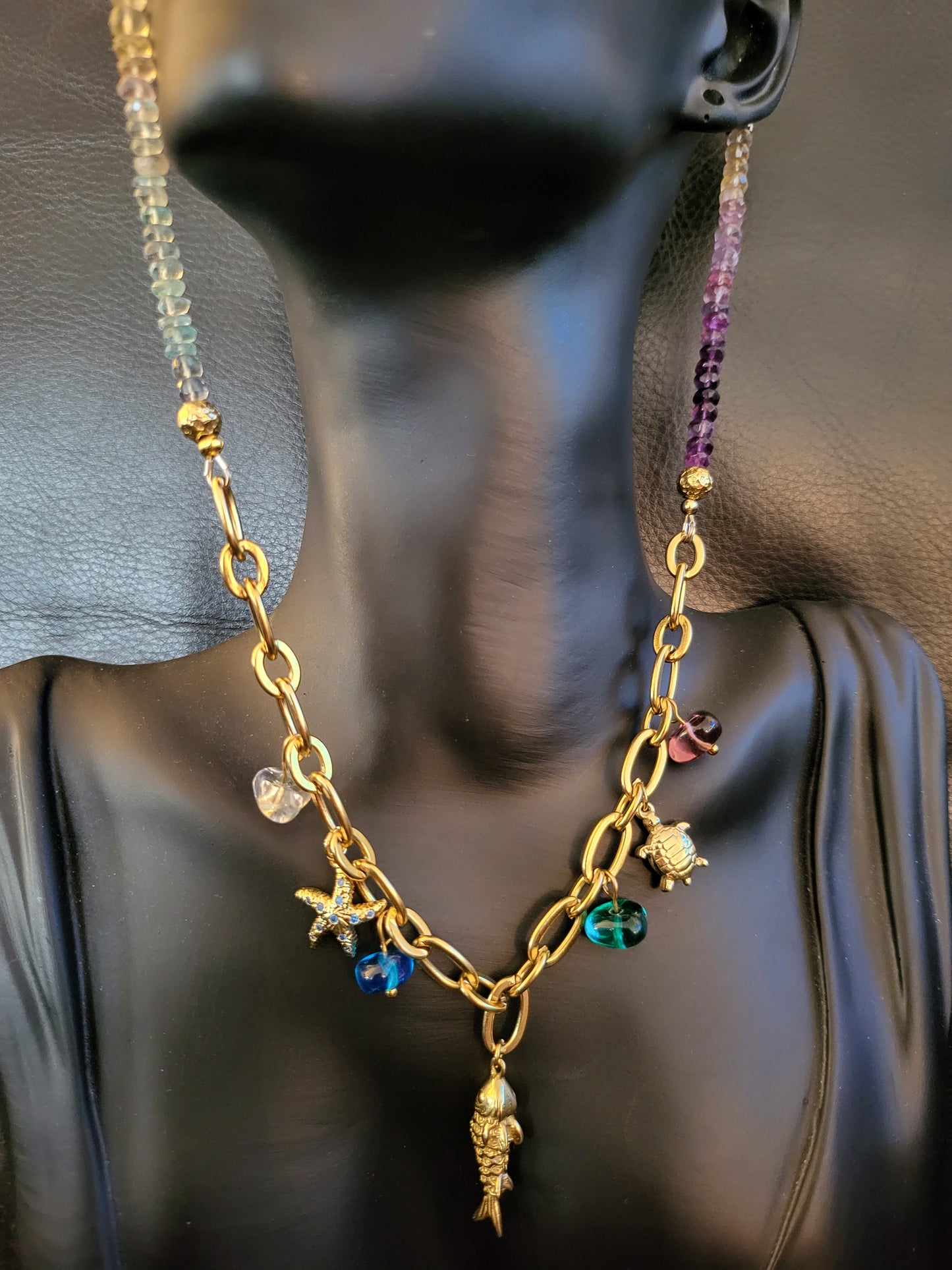 Collier Océania avec pendentifs marins, perles de fluorite et perles en verre de Murano