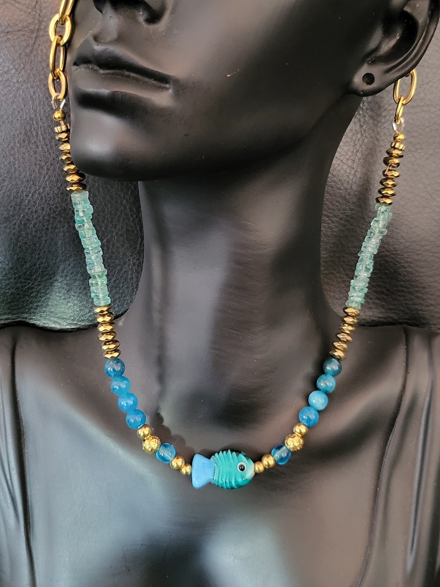Collier Bulli en perles d'apatite, agate bleue et poisson en verre de Muranoes