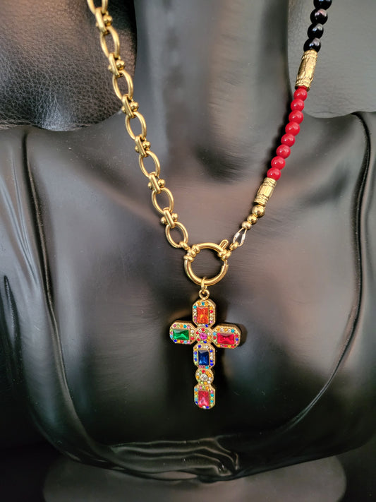 Collier Corailia en perles de corail rouge italien, perles de culture noires et pendentif croix en cristaux multicolores