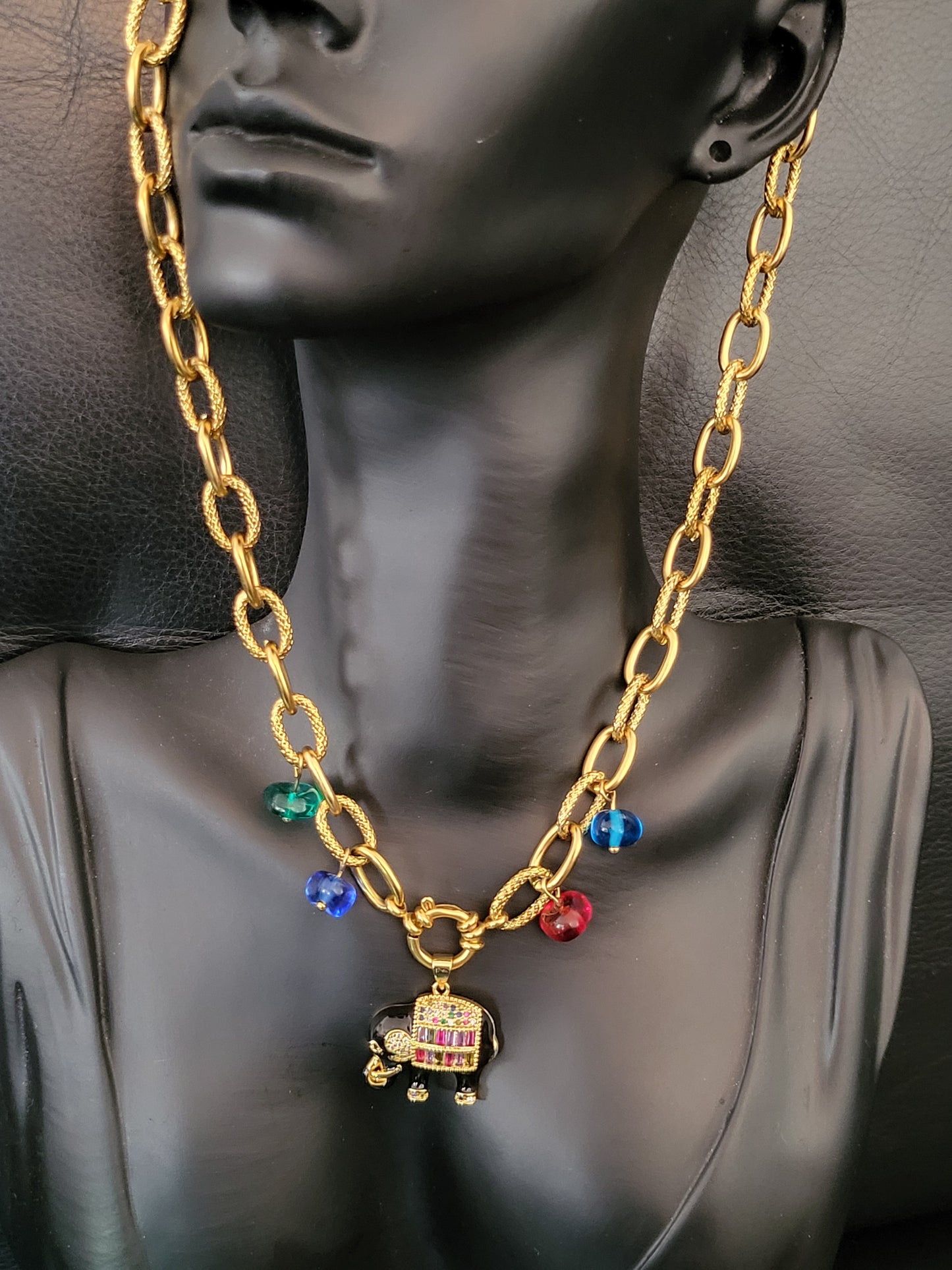 Collier Fantasia Black avec pendentif éléphant laqué, plaqué or, micropavé de cristaux multicolores, et perles en verre de Murano