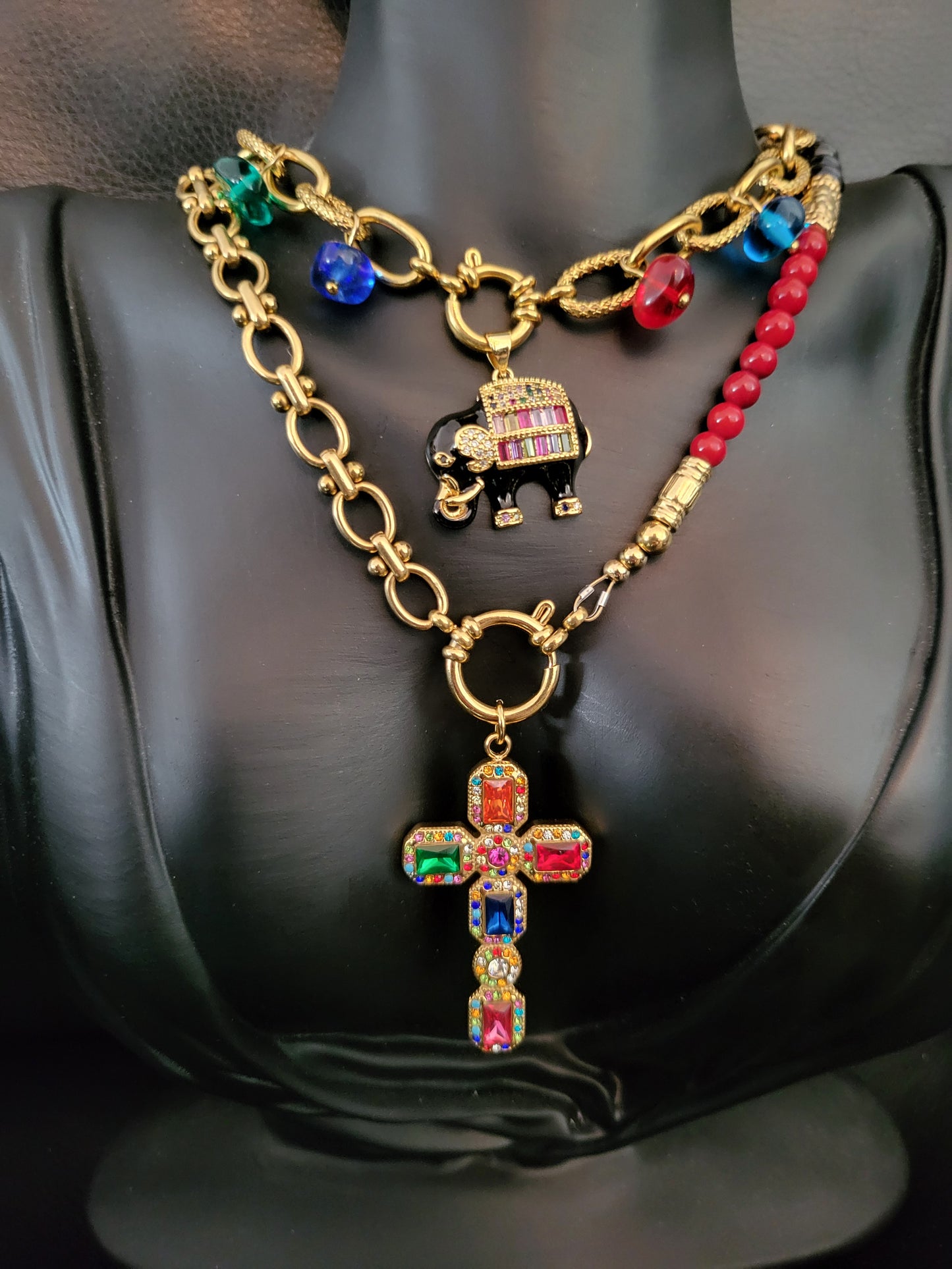 Collier Fantasia Black avec pendentif éléphant laqué, plaqué or, micropavé de cristaux multicolores, et perles en verre de Murano