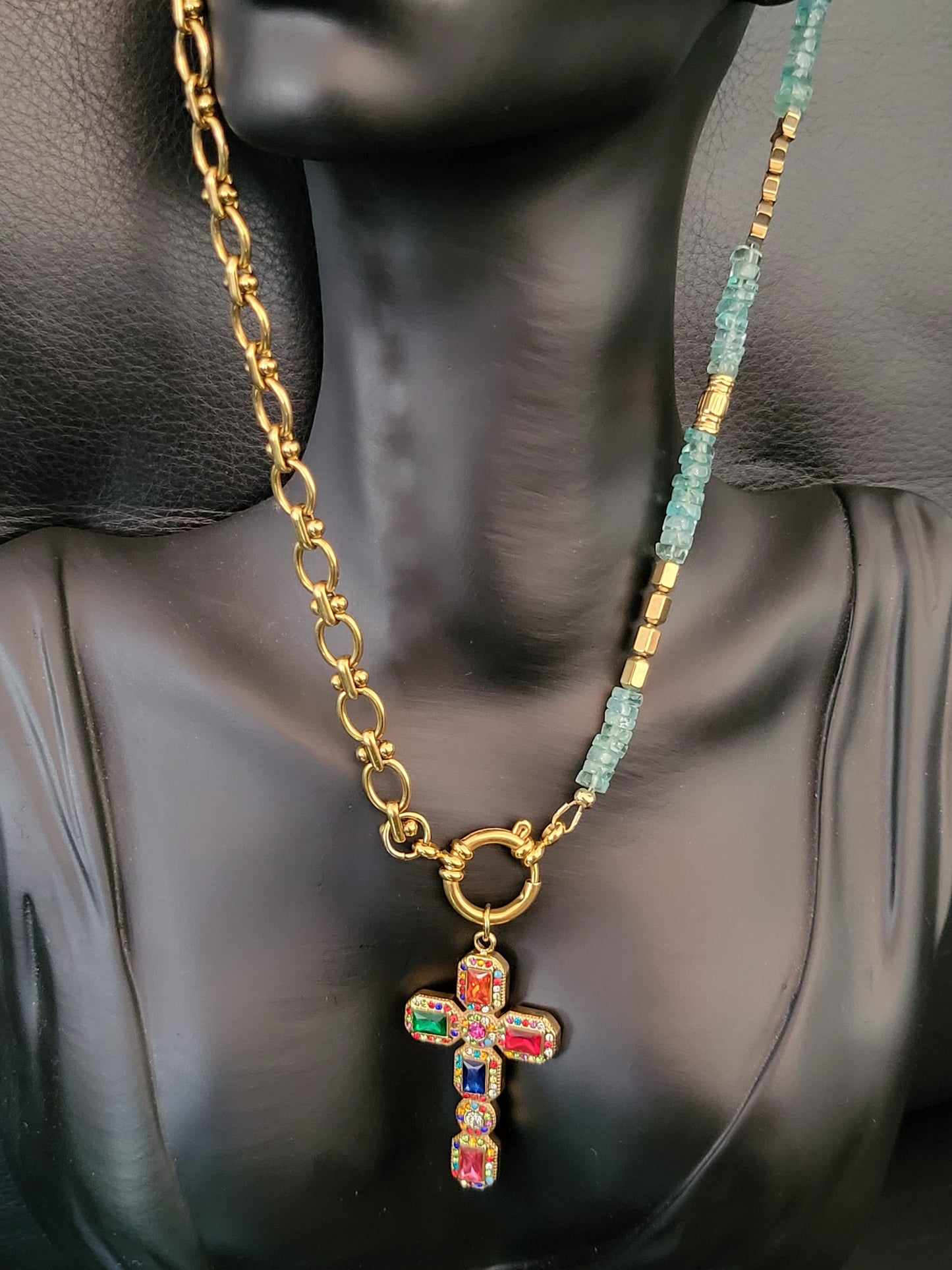 Collier Mary en perles d'apatite et pendentif croix en cristaux multicolores