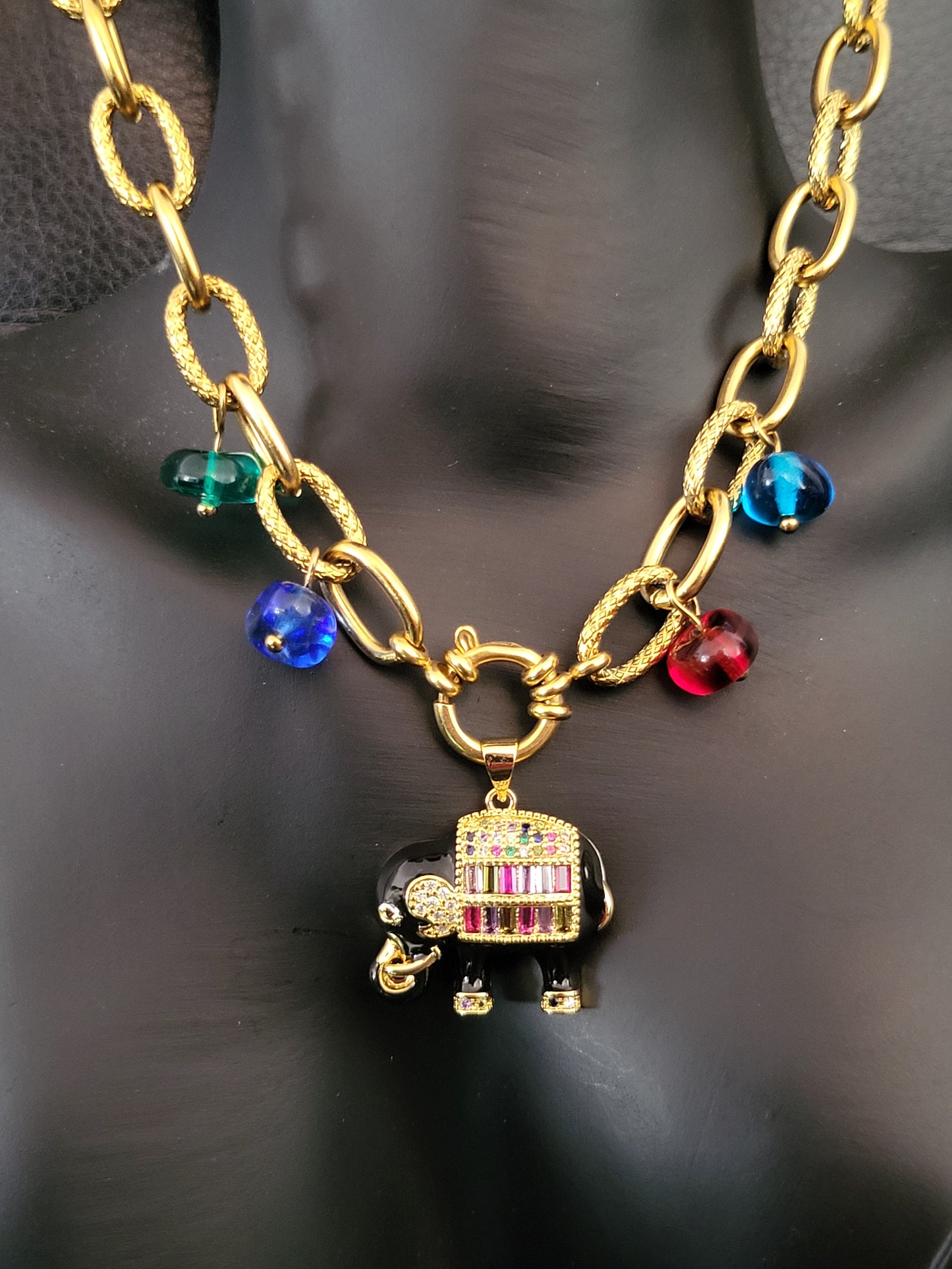 Collier Fantasia Black avec pendentif éléphant laqué, plaqué or, micropavé de cristaux multicolores, et perles en verre de Murano