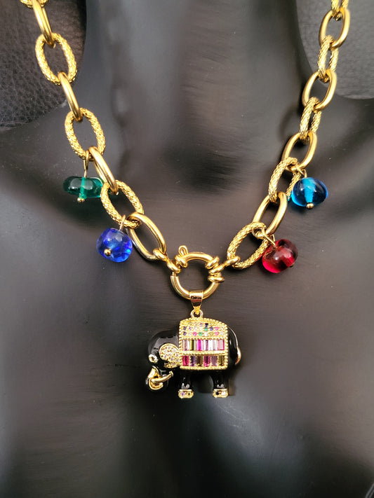 Collier Fantasia Black avec pendentif éléphant laqué, plaqué or, micropavé de cristaux multicolores, et perles en verre de Murano