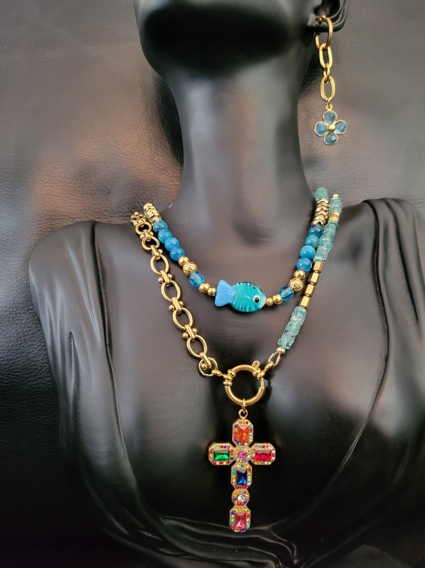 Collier Bulli en perles d'apatite, agate bleue et poisson en verre de Muranoes