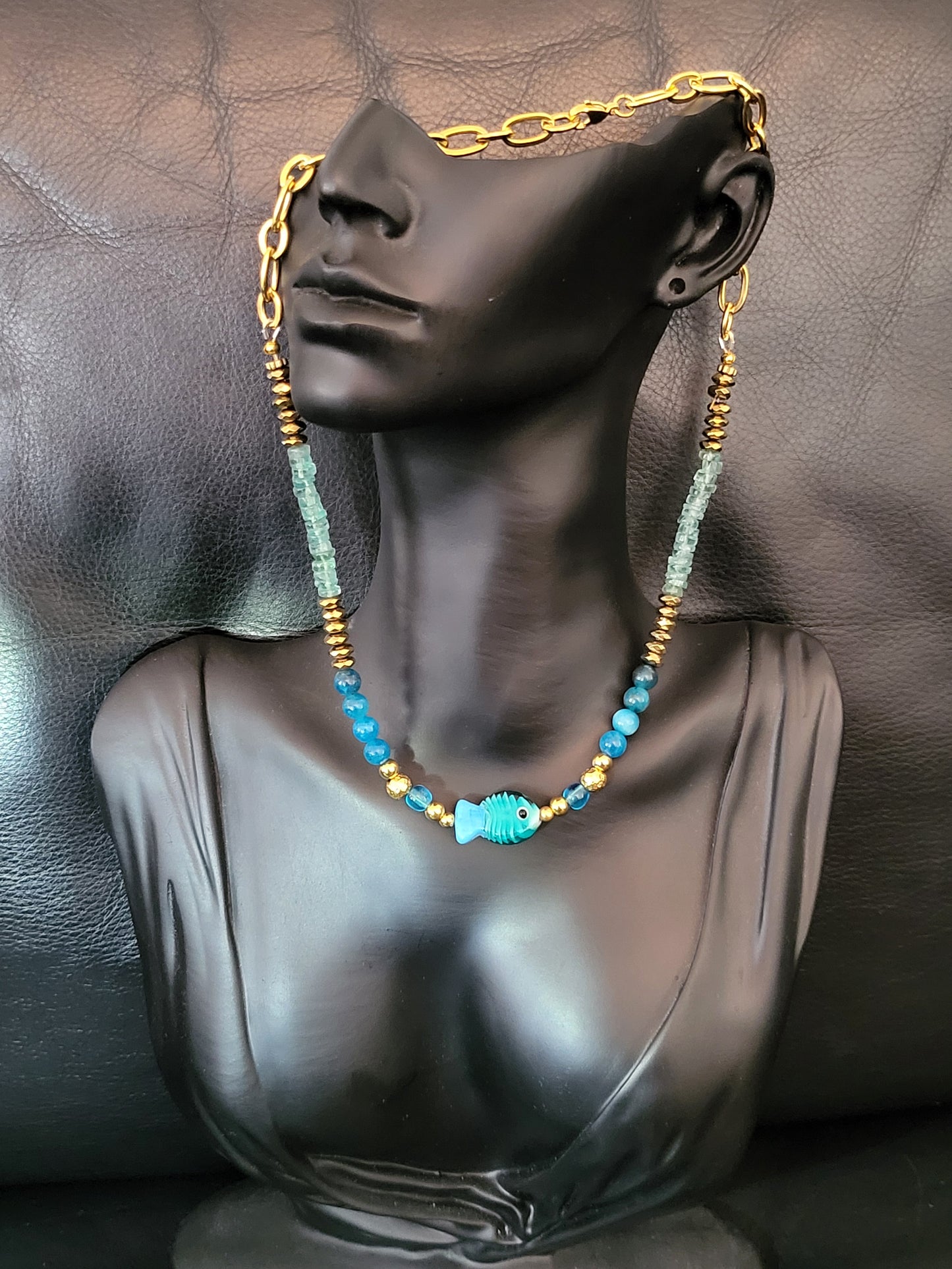 Collier Bulli en perles d'apatite, agate bleue et poisson en verre de Muranoes