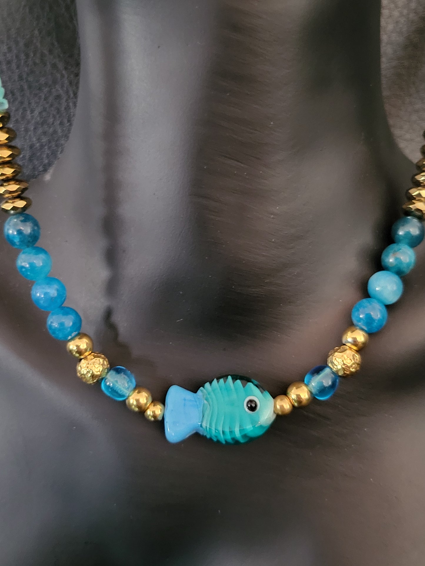 Collier Bulli en perles d'apatite, agate bleue et poisson en verre de Muranoes