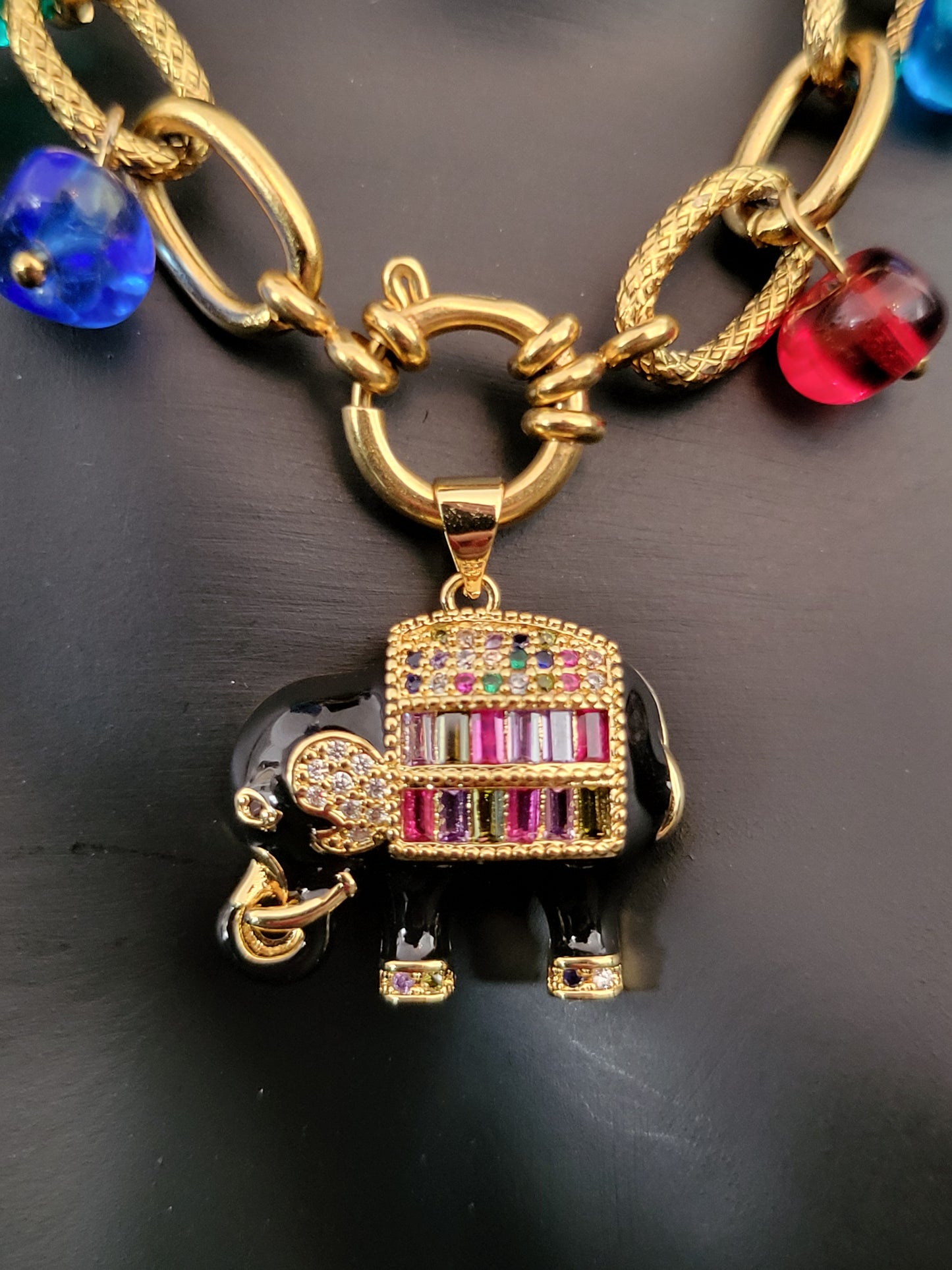 Collier Fantasia Black avec pendentif éléphant laqué, plaqué or, micropavé de cristaux multicolores, et perles en verre de Murano