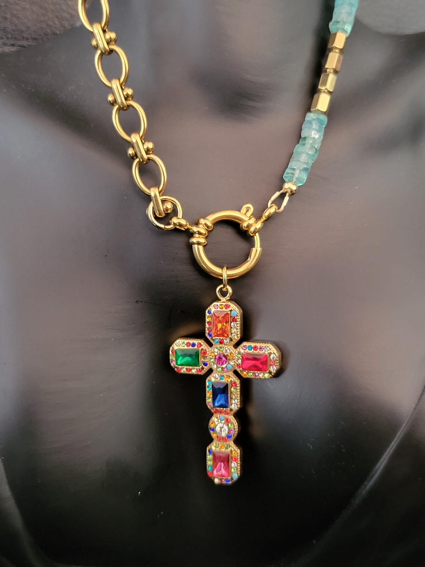Collier Mary en perles d'apatite et pendentif croix en cristaux multicolores