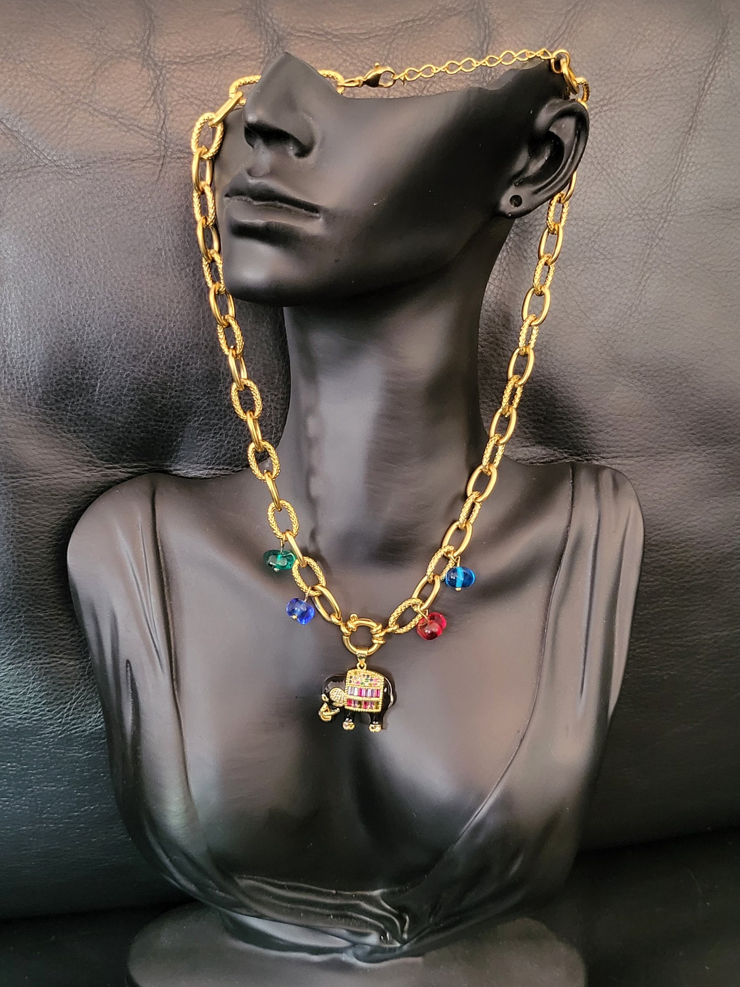 Collier Fantasia Black avec pendentif éléphant laqué, plaqué or, micropavé de cristaux multicolores, et perles en verre de Murano