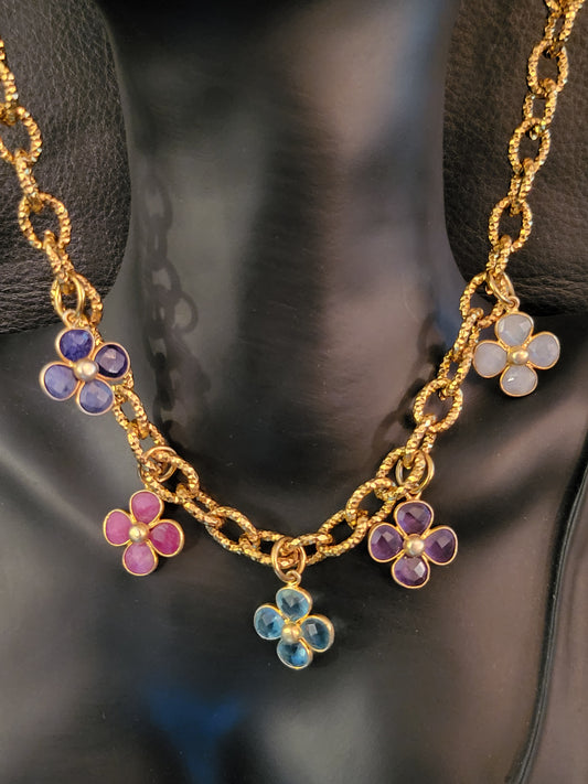 Collier Fiora en fleurs de topaze, lapis lazuli, pierre de lune, améthyste et aventurine