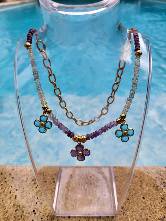 Collier Fiorina, en fleurs de topaze, lapis lazuli, pierre de lune, améthyste et aventurine, et perles en fluorite.