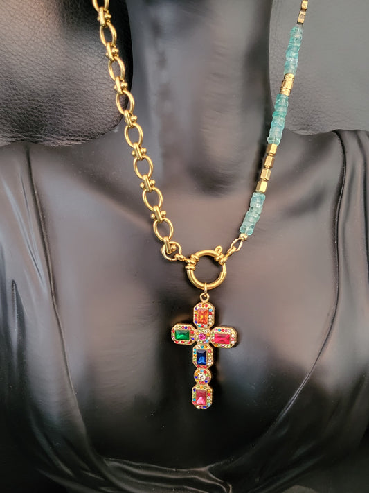 Collier Mary en perles d'apatite et pendentif croix en cristaux multicolores