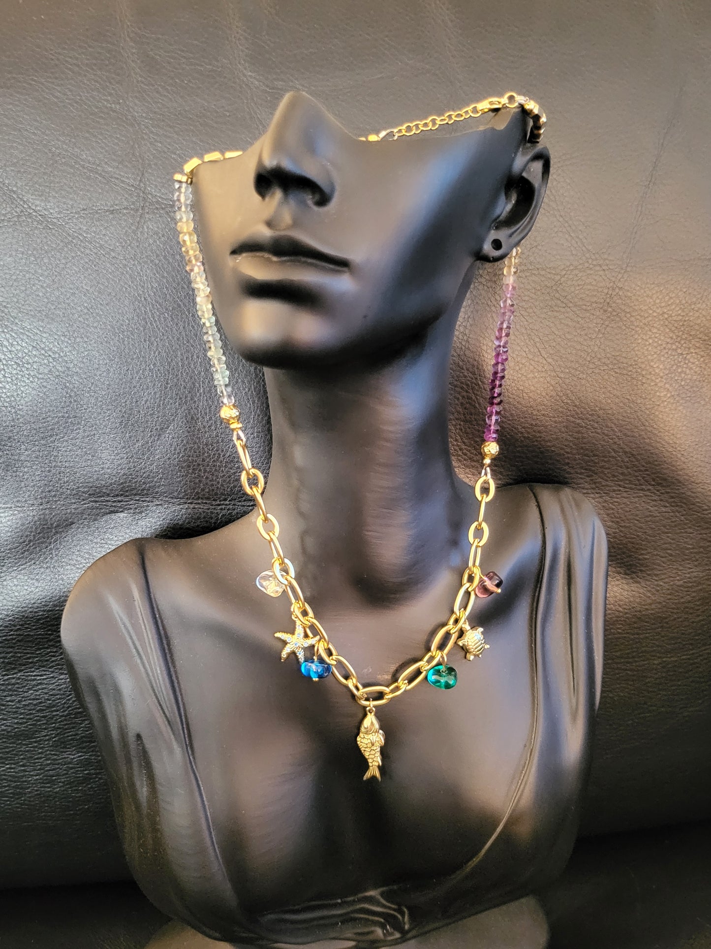 Collier Océania avec pendentifs marins, perles de fluorite et perles en verre de Murano