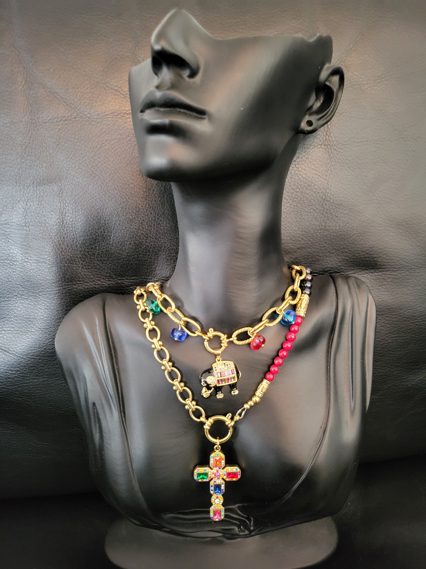 Collier Fantasia Black avec pendentif éléphant laqué, plaqué or, micropavé de cristaux multicolores, et perles en verre de Murano